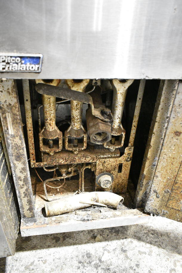 Pitco Frialator Stainless Steel Commercial Floor Style Propane Gas Powered Deep Fat Fryer w/ 3 Metal Fry Baskets.  - Image 4 of 5