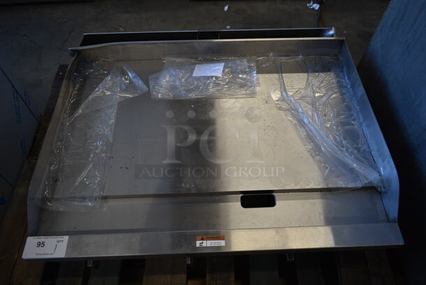 BRAND NEW SCRATCH AND DENT! 2022 Globe GG36G Stainless Steel Commercial Countertop Gas Powered Flat Top Griddle. 90,000 BTU. Stock Picture Used as Gallery. - Image 2 of 5