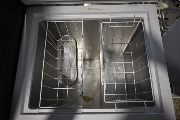 Hotpoint HHM5SRBWW Metal Chest Freezer. 115 Volts, 1 Phase. Tested and Working! - Image 4 of 5