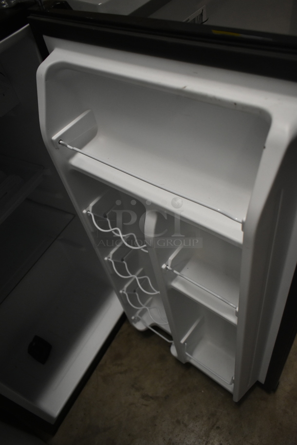 Galanz GLR33MBKE23 Metal Mini Cooler. 115 Volts, 1 Phase. Tested and Powers On But Does Not Get Cold - Image 3 of 4