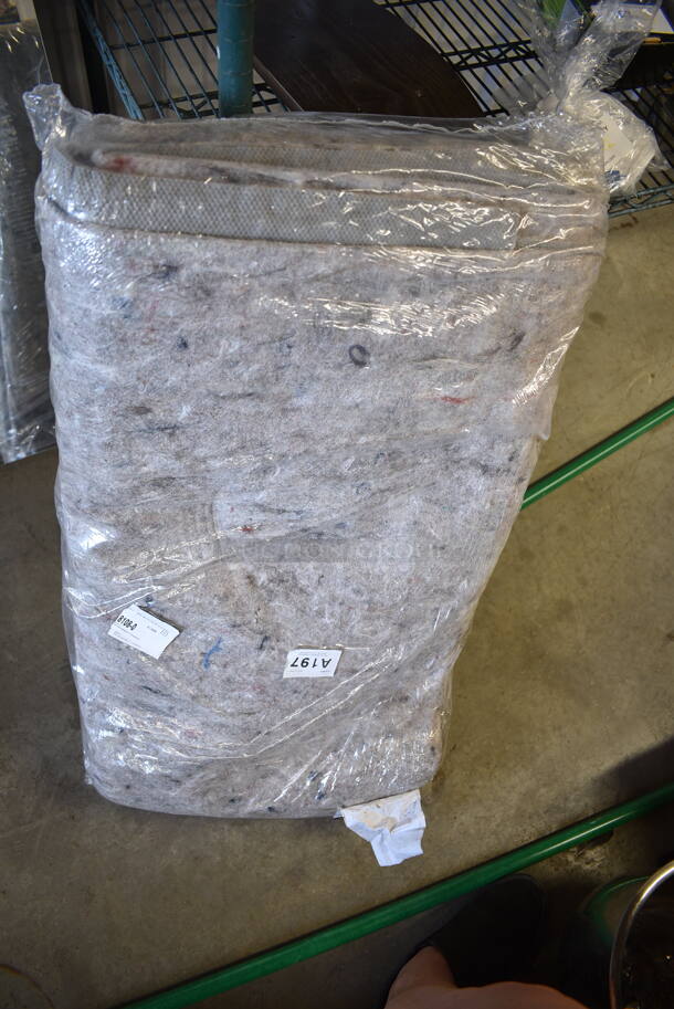 ALL ONE MONEY! Tier Lot of 4 Items; 3 53000246 54" Green Fiberglass Handle and 1 Carpet Pad - Image 5 of 6