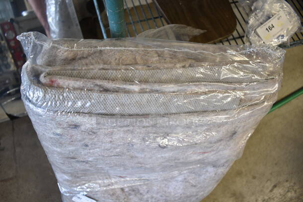 ALL ONE MONEY! Tier Lot of 4 Items; 3 53000246 54" Green Fiberglass Handle and 1 Carpet Pad - Image 6 of 6