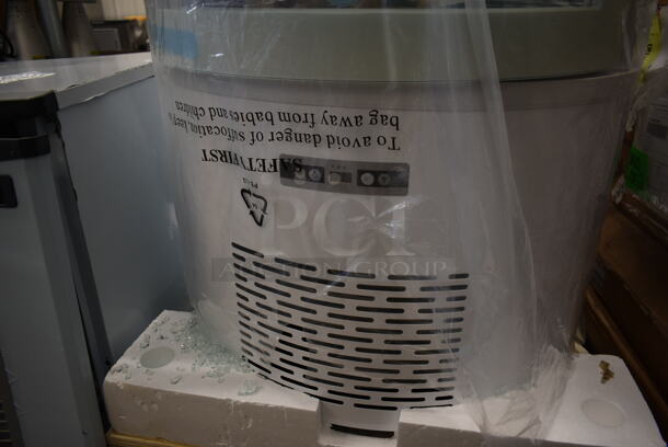 BRAND NEW SCRATCH AND DENT! Avantco 193BCR15HCW Metal Commercial Round Display Case Merchandiser. See Pictures for Broken Glass. 110-120 Volts, 1 Phase. - Image 3 of 5