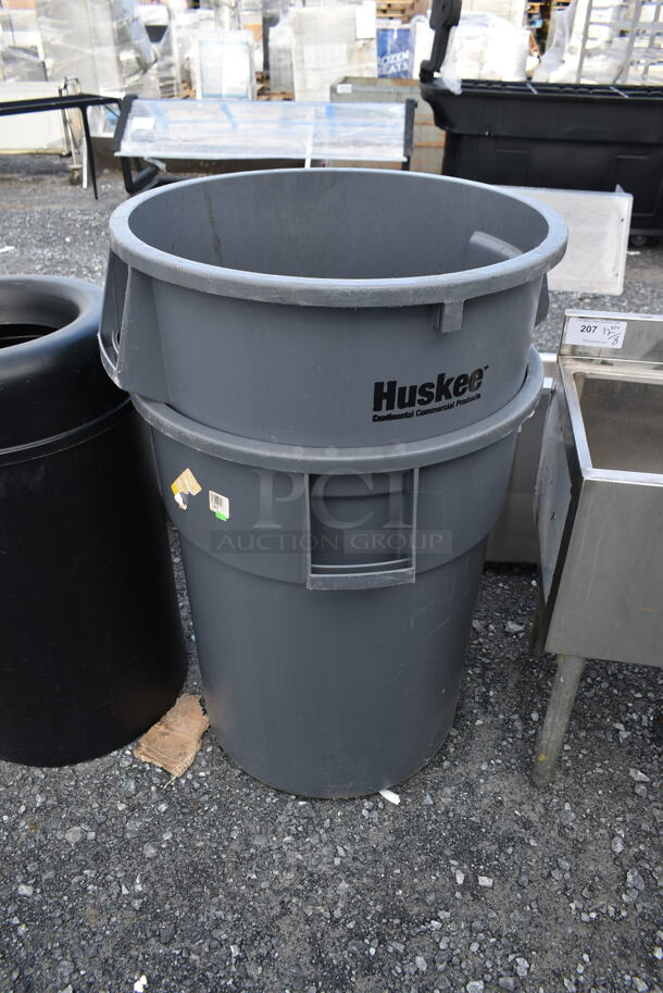 ALL ONE MONEY! Lot of 2 Huskee Gray Poly Trash Cans and 1 Black Trash Can.  - Image 3 of 5
