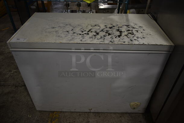 Electrolux FFFC09M1RW Metal Chest Freezer. 115 Volts, 1 Phase. Tested and Does Not Power On - Image 1 of 4