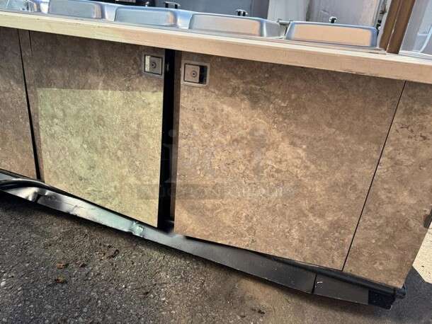9FT 5 WELLS HOT BUFFET TABLE WITH SNEEZE GUARD AND (2) PLATE HOLDER ON CASTERS 110X46X34 SOLD AS IS! - Image 4 of 7