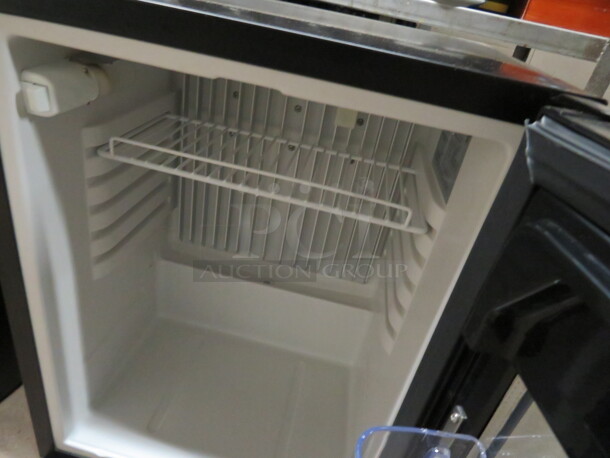 One 1 Door Counter Top Glass Display Cooler. #KC-40. 120 Volt. 16X19X20.5. WORKING! - Image 2 of 3