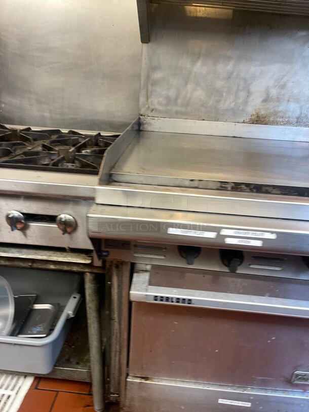 Working! Garland M47R Master Series Natural Gas 34 inch Commercial Griddle with Standard Oven - 139,000 BTU (Manual Controls)  - Image 4 of 10