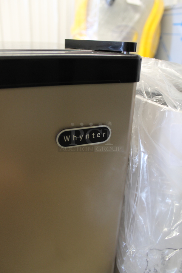 BRAND NEW SCRATCH AND DENT! Whynter CUF-210SSg 2.1 cu.ft Energy Star Upright Freezer with Lock in Rose Gold. 115 Volts, 1 Phase. Tested and Working! - Image 4 of 4