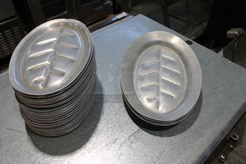 37 Metal Oval Plates; 32 Small and 5 Large. 7x10.5x0.5, 8.5x12.5x1. 37 Times Your Bid!