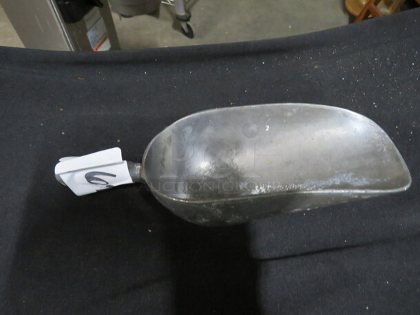 One Aluminum Ice Scoop.