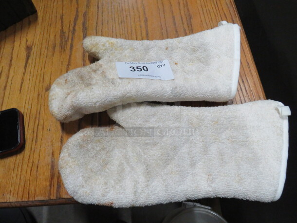 One Lot Of 2 Oven Mitts. - Image 1 of 1