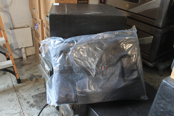 BRAND NEW! Rubbermaid Pro Serve Insulated Food Carrying Bags w/ Black Insert.  - Image 4 of 5