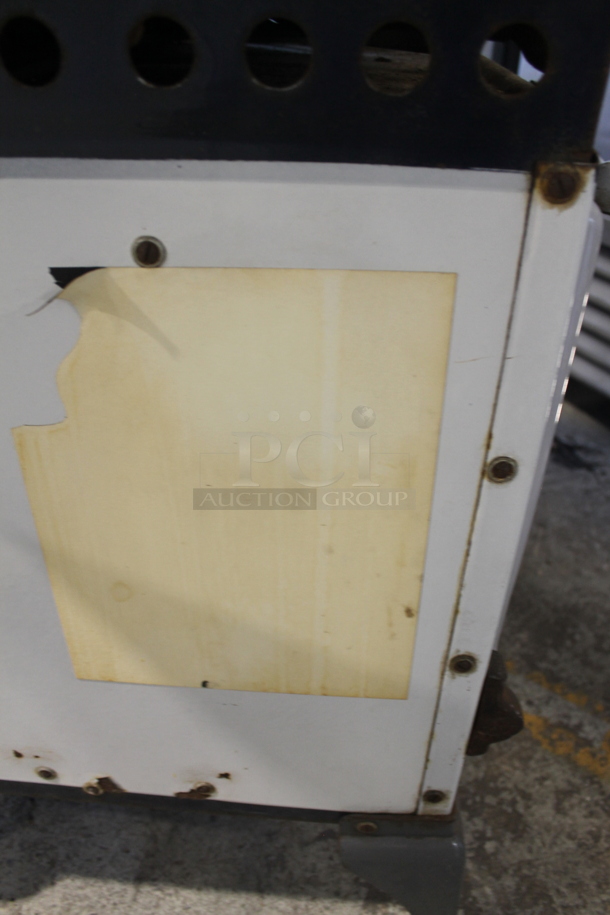 VINTAGE! Alacazar Metal Commercial Gas Powered 4 Burner Range w/ Oven, Over Shelf and Back Splash.  - Image 9 of 9