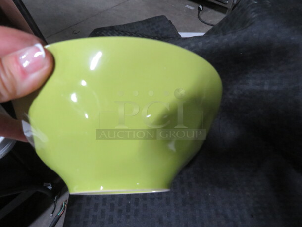 7 Inch Maxwell Williams Krinkle Lime Bowl. 10XBID - Image 1 of 2