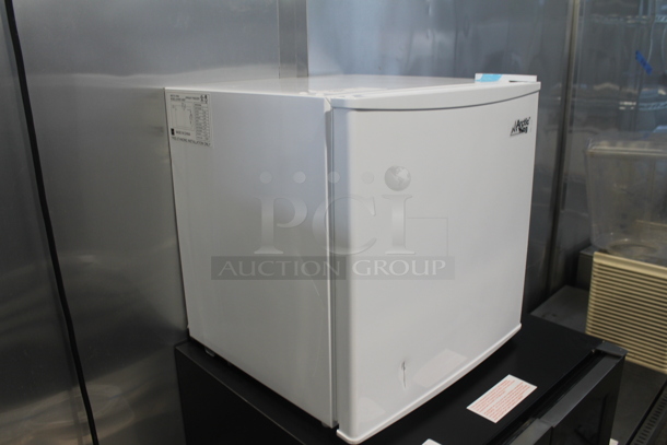 BRAND NEW SCRATCH AND DENT! Arctic King AUFM011AEW Mini Upright Freezer. 115 Volts, 1 Phase. Tested and Working! - Image 2 of 8