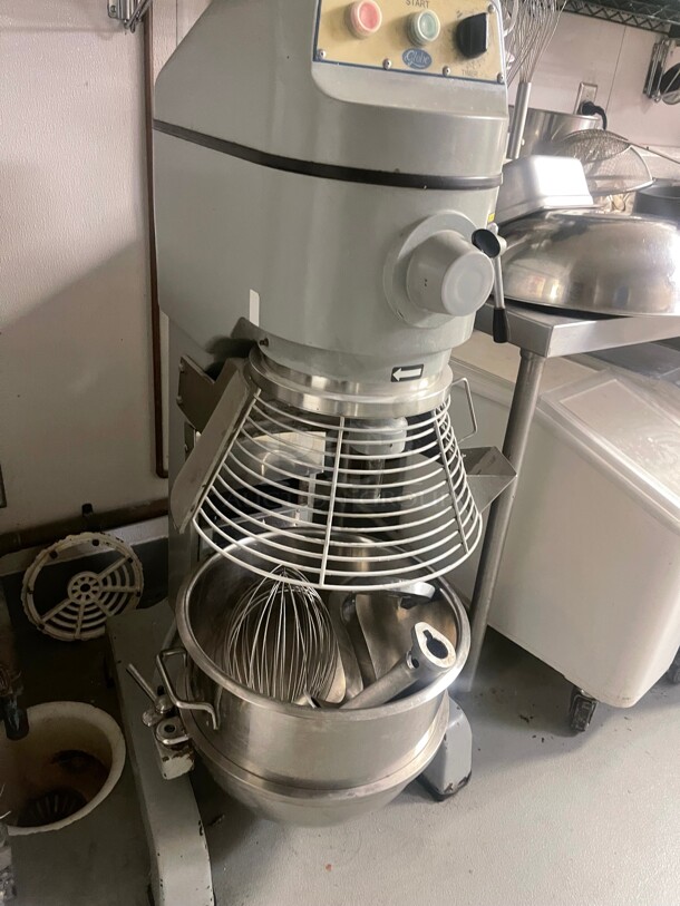 WOW! Globe SP40 40 qt. 3 Speed Floor Mixer w/Bowl Guard | 2 HP - Image 4 of 10