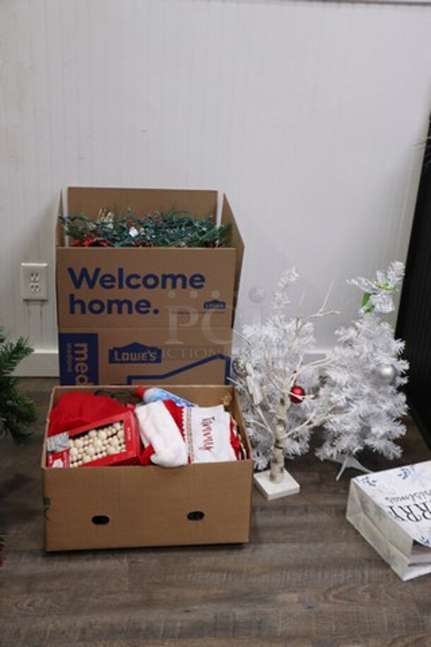 Mixed Lot of Christmas Decor - Image 1 of 1