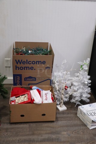 Mixed Lot of Christmas Decor