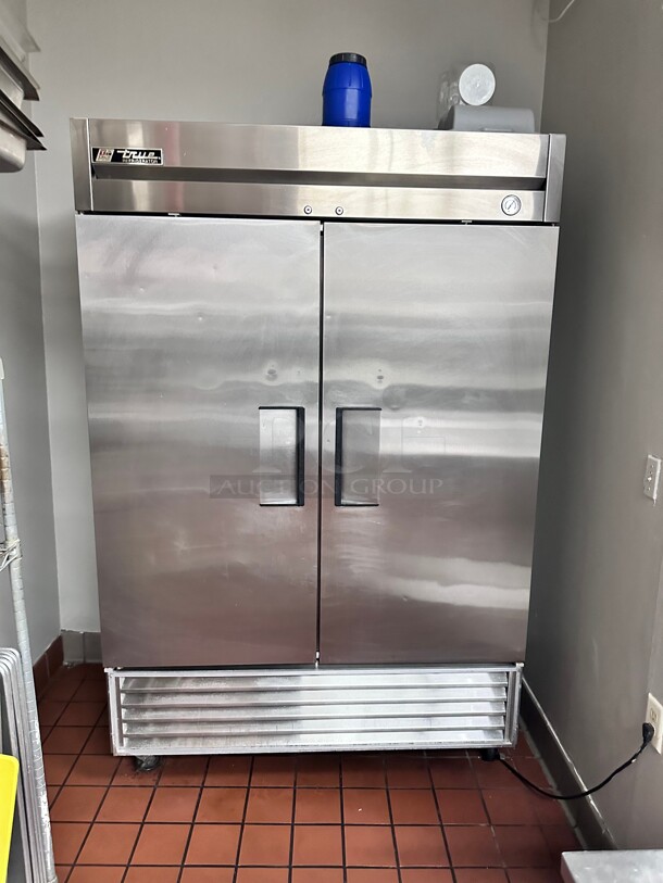 Working! True T-49 54 inch Two Section Reach In Commercial Refrigerator, (2) Left/Right Hinge Solid Doors, 115v NSF Tested and Working! - Image 3 of 9