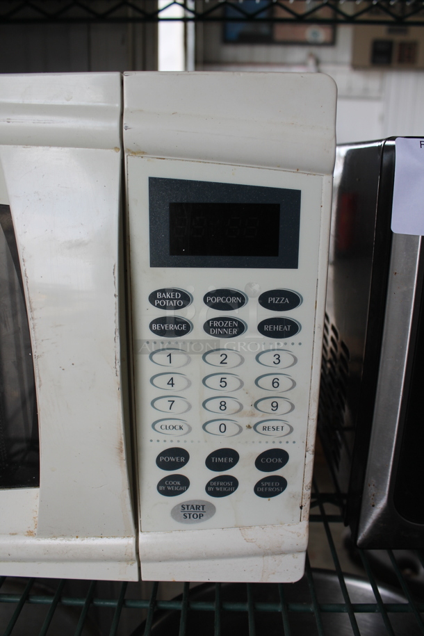 RCA RMW1112 Metal Countertop Microwave Oven. 120 Volts, 1 Phase.  - Image 3 of 6