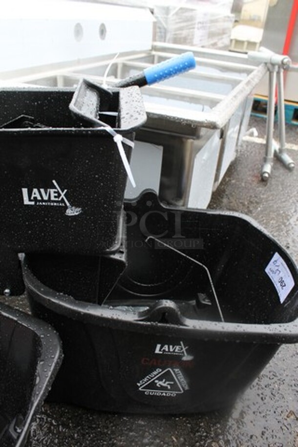 BRAND NEW SCRATCH AND DENT! Lavex 274MOPBCKTBK 35 Qt. Black Mop Bucket & Side Press Wringer Combo - Image 3 of 3