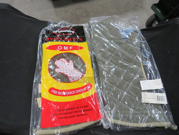 NEW Winco 17 Inch Fire Resistant Oven Mitt. #OMF-17. 2XBID.