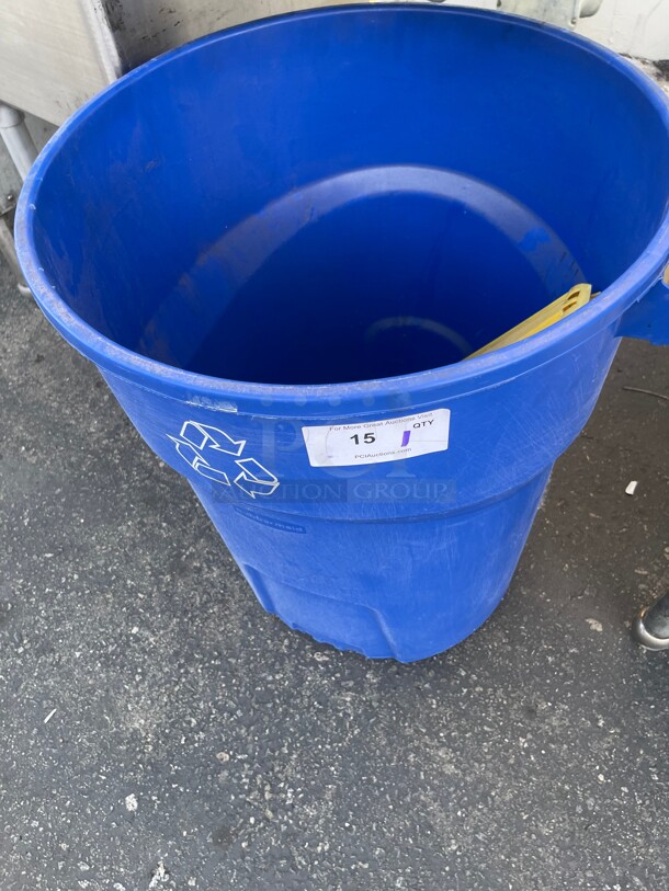 Commercial Plastic Trash Container  - Image 3 of 3