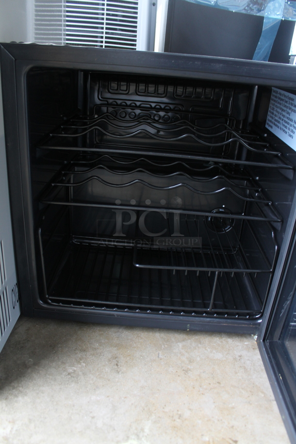 BRAND NEW SCRATCH AND DENT! Arctic King AWCA016ADB 16 Bottle Wine Cooler Bar Fridge Merchandiser. 115 Volts, 1 Phase. Tested and Working! - Image 2 of 3
