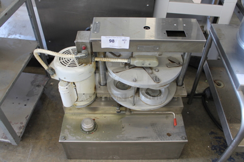 Comtec 1100 Metal Commercial Countertop Hydraulic Pie Press. 120 Volts, 1 Phase. Tested and Working!