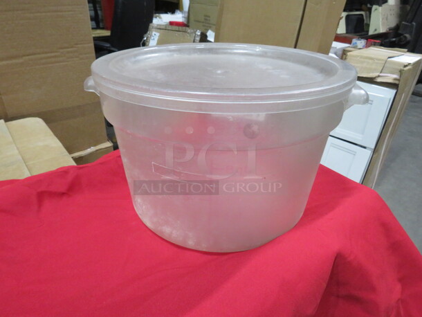 One Cambro 12 Quart Round Food Storage Container With Lid. #SCW12