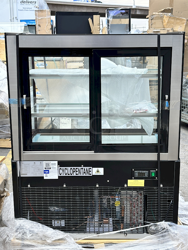 BRAND NEW SCRATCH & DENT! Avantco BC-36-HC 36" Curved Glass Black Refrigerated Bakery Display Case. 115V Tested. In Working Condition. 
SN:1447601010008 Glass Is Damaged. 
 - Image 5 of 9