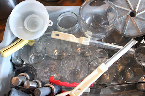 BUS TUB FULL OF MISC RESTAURANTWARE! - Image 3 of 12