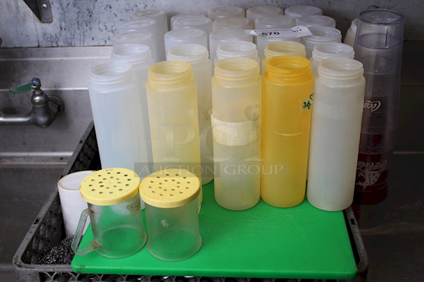 MASSIVE!! All-4-1 Lot Of Squeeze Bottles, Cutting Board, Glass Washing Rack, Shakers - Image 5 of 5