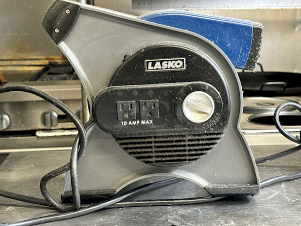 Lasko 4940 High Velocity Pivoting Blower, 3 Speed With Electric Outlets, 120V. Working.  - Image 2 of 3