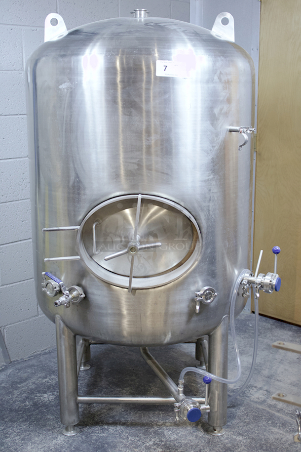 BRAND NEW-NEVER USED 5 Barrel Brite Tank With Glacier Tanks Rotating Racking Arm And Discharge Port With Butterfly Valve,  Pressure Release Valve Port, CIP Port On Top , CO2 Inlet,  Sample Port, Hopping Port - Image 1 of 1