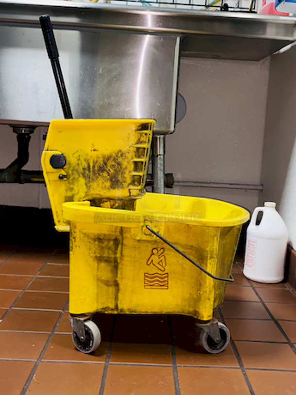 Rubber Maid 6 Gallon Mop Bucket on Commercial Casters.  - Image 4 of 7