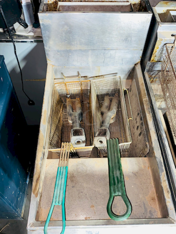 TRIPLE THREAT! Natural Gas 40 lb. Tube Fired Fryers. 2 Imperials, 1 DCS  - 105,000 BTU

3x Your Bid

Width	15 1/2 Inches
Depth	30 1/2 Inches
Height	45 3/4 Inches - Image 9 of 11