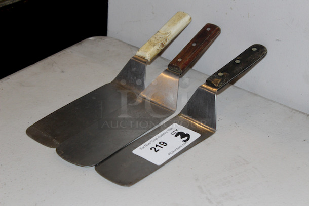 Hamburger Turner, Solid With Rounded Edge
2-3/4x14
3x Your Bid
 - Image 3 of 4