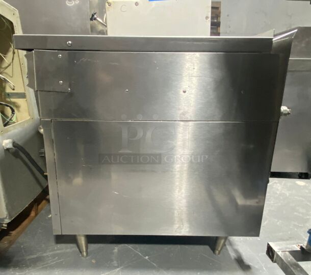 Montague model 136XLB/M14-14.0 Legend Heavy Duty Induction Range with gas oven - Image 5 of 6