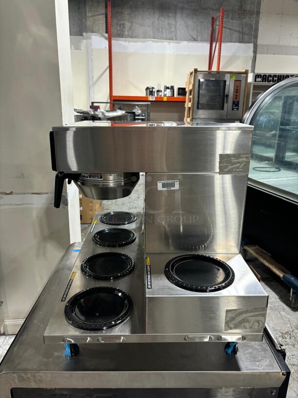 Brand New Bunn 38700.0015 Axiom 0/6 Twin 12 Cup Automatic Coffee Brewer with 6 Lower Warmers - 120/208-240V

 - Image 2 of 6