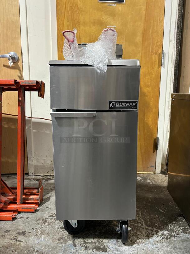BRAND NEW Dukers DCF3-NG 50 lb. Capacity Natural Gas Floor Model Fryer - 90,000 BTU

 - Image 2 of 4