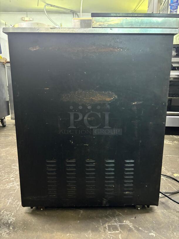 Maxx Cold MXCR50BHC Double Lid Horizontal Bottle Cooler 50"
 - Image 3 of 5