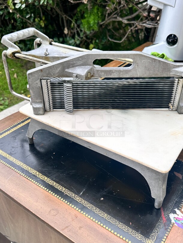 Nice Vollrath 0643N Tomato Pro Cutter, 3/16 inch Cut, Straight Blades - Image 7 of 10