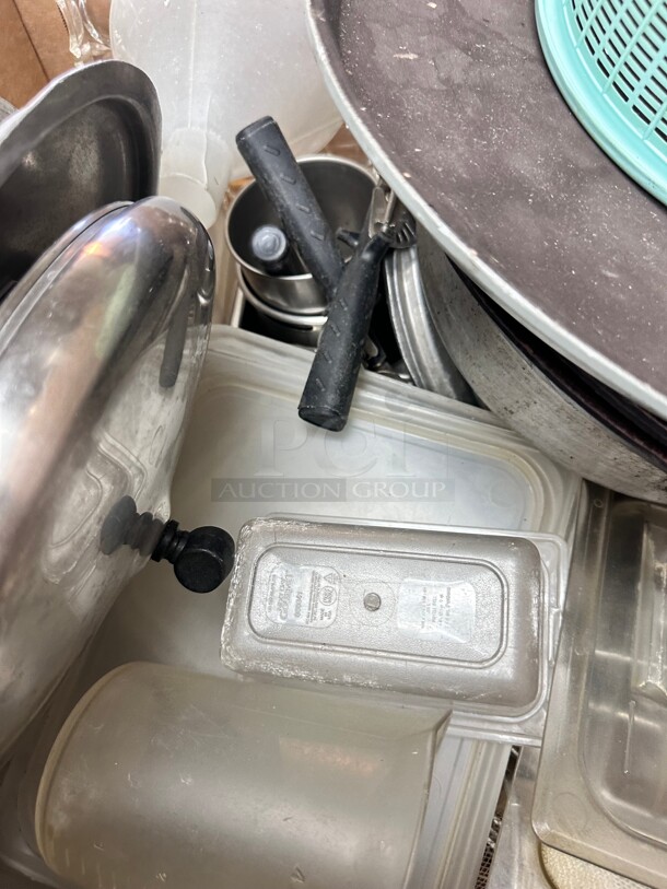 One Lot of Kitchen Items Pot Covers Serving Trays Strainer Frying Pans Spoons - Image 8 of 9