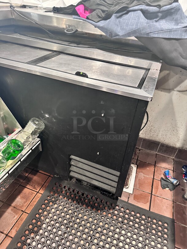 True TD-50-18 50 inch Forced Air Bottle Cooler - Holds (396) 12 oz Bottles, Lid Locks, 115v Wokring - Image 2 of 6