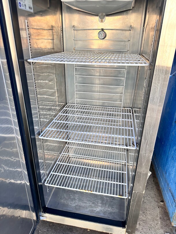 Late Model Everest Signal Door Refrigerator 115 Volt Working - Image 2 of 4