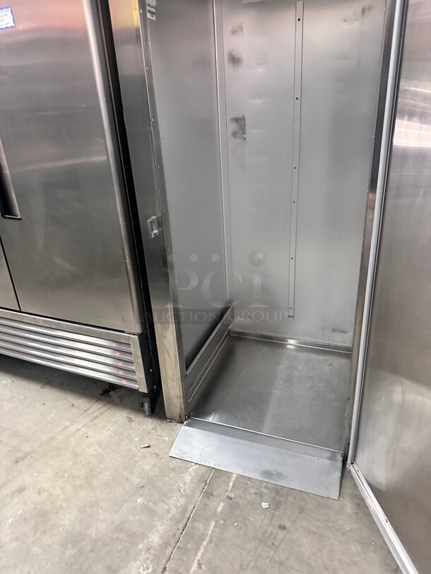 Late Model Traulsen ARI132HUT-FHS 36" Solid Door Roll-In Refrigerator 115 Volt Tested and Working - Image 7 of 7