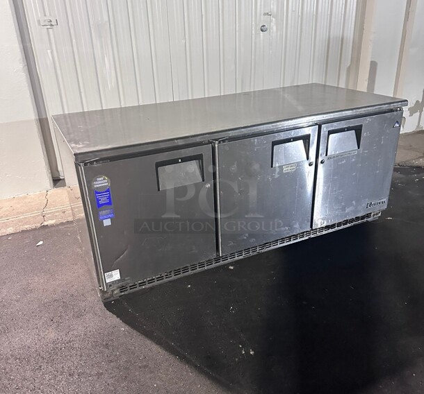 Late Model Everest Refrigeration ETBR3 71.125 Inch Three Section Back Mount Undercounter Refrigerator 22 Cubic Feet 115 Volt Working - Image 2 of 8