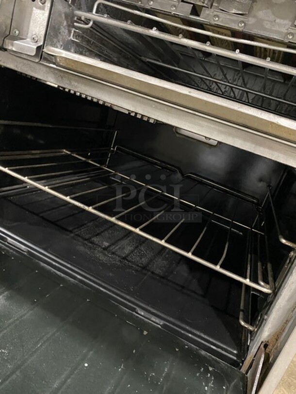 WOW! Garland Stainless Steel Commercial Natural Gas Powered! 6 Burner Range With Right Side Flat Top Griddle, 2 Ovens, Back Splash! On Casters! Working When Removed! MODEL GFE606R24RR SM:GFE606R24RR0009 - Image 5 of 9